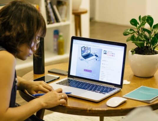 Germany’s online retail to hit €92.4B in 2025, driven by FMCG and marketplaces.