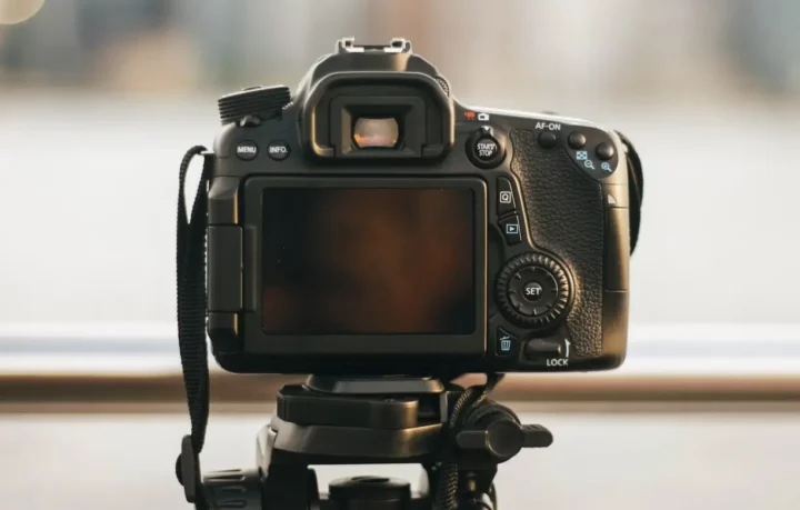 The photo showing aparat, possibly making a product e-commerce photo